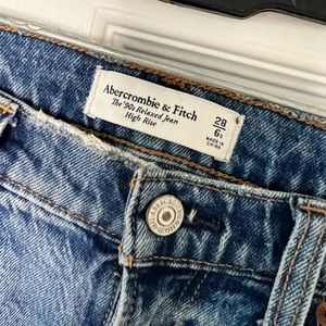 Abercrombie & Fitch - 90s High Rise Relaxed Jean